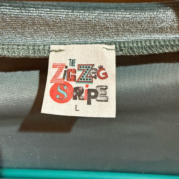 The ZigZag Stripe Velvet Cropped Top – Size L - Picture 2 of 3